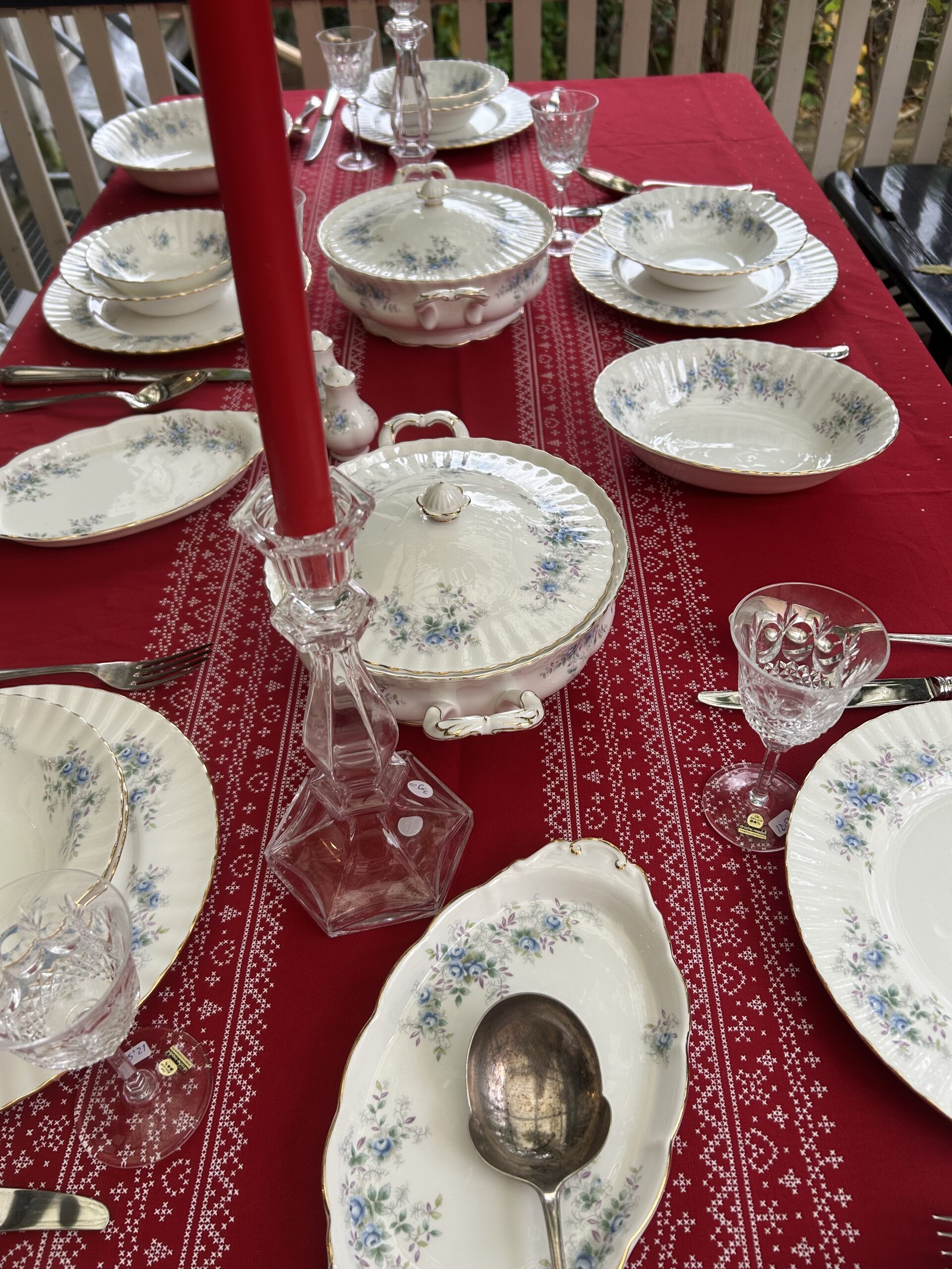 Compleet dinerservies, 6 personen Royal Albert, decor Blue Blossom 1988