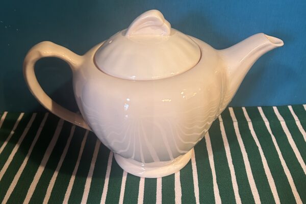 Theepot J and G Meakin, decor Rosa