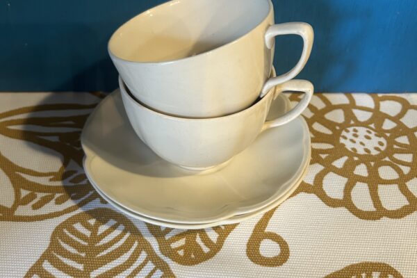 Theekop en schotel Johnson Bros, creme kleurig Victoria