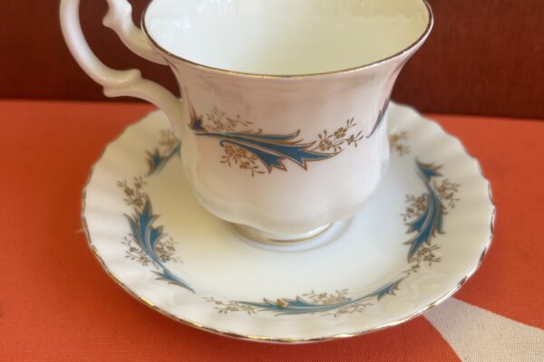Dameskopje Royal Albert met turquoise blaadjes