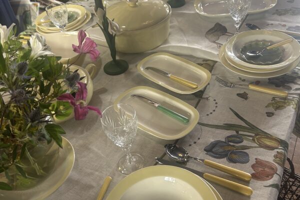 Compleet 8 persoons dinerservies jaren 50 Petrus Regout, zachtgele rand