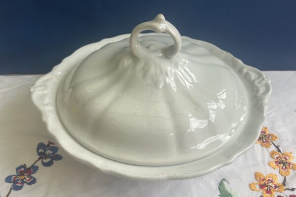 Antieke witte dekschaal, decor 'Wellington' Petrus Regout, ca. 1850