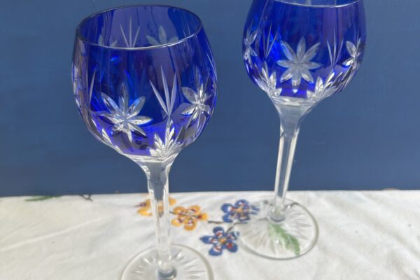 Kristallen wijnglas, kobaltkleurig met witte stam