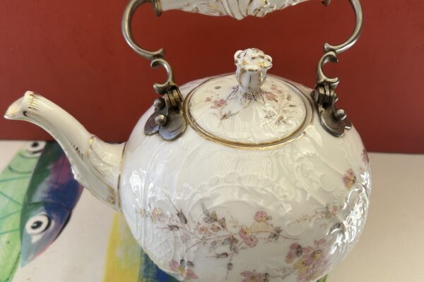 Antieke theepot met verzilverd hengsel