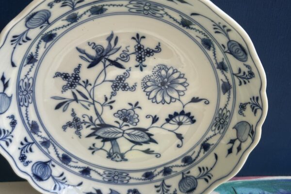 Zeer grote ronde schaal decor Zwiebelmuster van Meissen