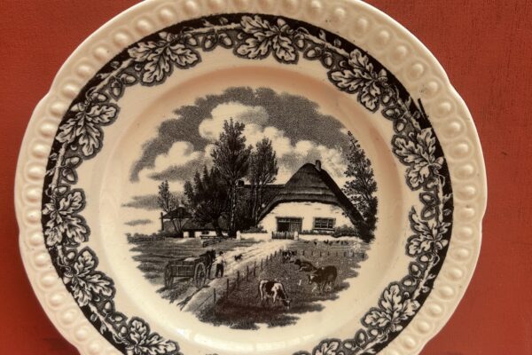 Bordje Societe Ceramique zwart decor Boerenhoeve 20,5 cm