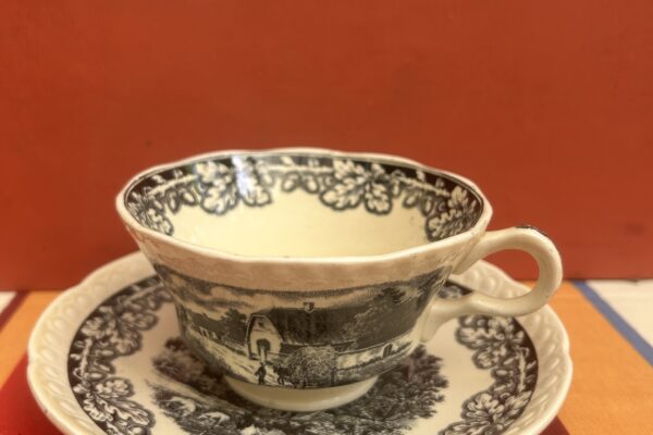 theekop en schotel Societe Ceramique zwart decor Boerenhoeve