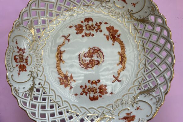 Opengewerkte serveerschaal Meissen, decor Red Dragon