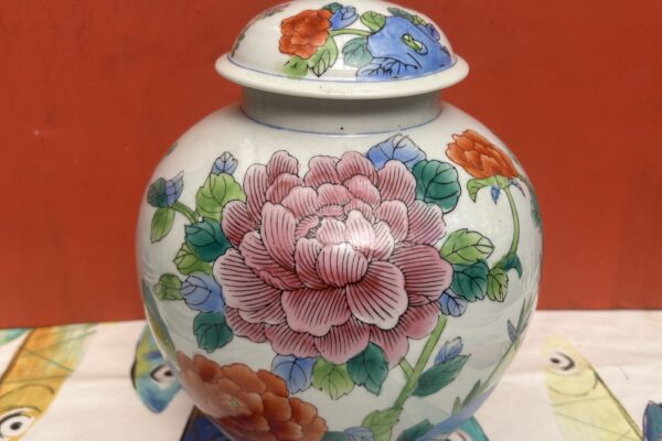 Chinese dekselpot met pioenrozen