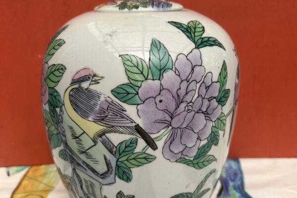 Chinese dekselpot met bloemen en vlinders