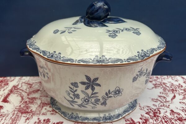 Grote soepterrine op voet, Rorstrand decor Ost India