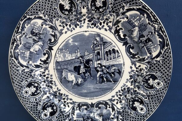 Antiek bord Societe Ceramique, decor Stiergevecht blauw