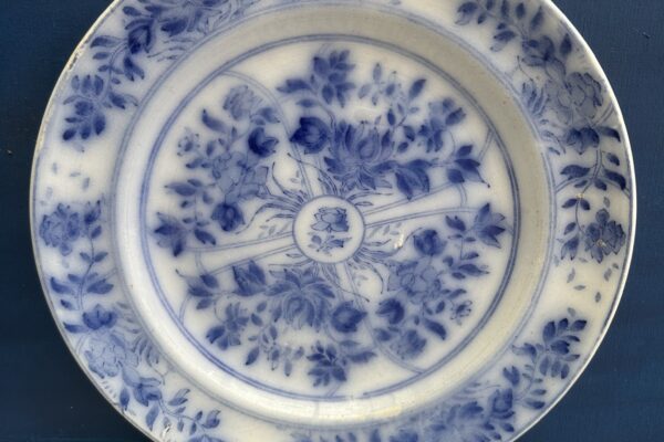 Antiek dinerbord decor Mikado Petrus Regout, blauw overlopend