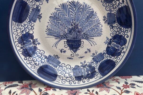 Antieke pauwenstaartschotel, handgeschilderd Delfts blauw
