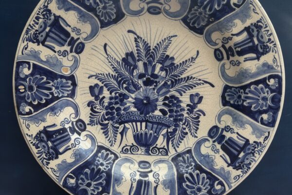 Zeer groot antiek Delftsblauw bord APK handgeschilderd