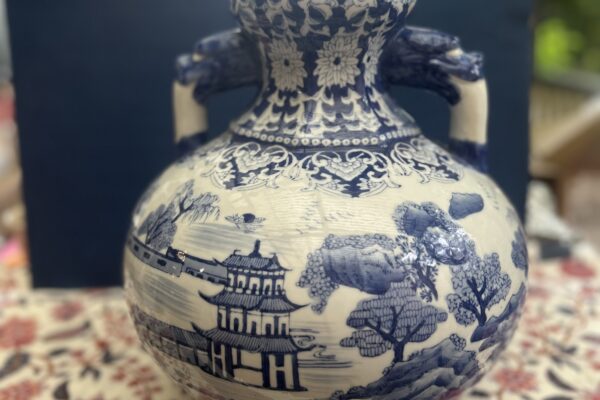Bolle Chinese vaas, met blauw witte voorstellingen