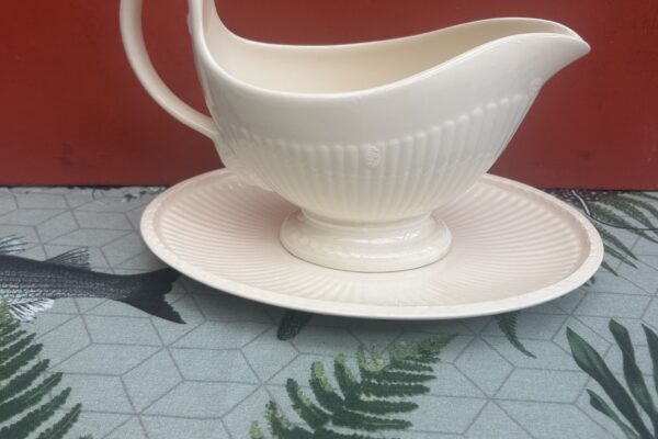 Sauskom met losse schotel Wedgwood, decor Edme
