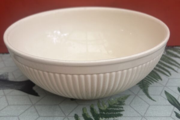 Middelgrote schaal rond Wedgwood, decor Edme
