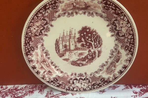 Bord Petrus Regout, decor Richmond, rood