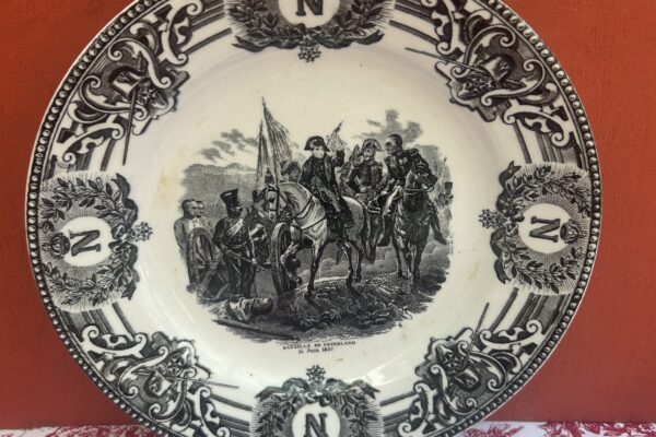 Antiek bord , Boch la Louviere BE decor Bataille de Friedland, Napoleon