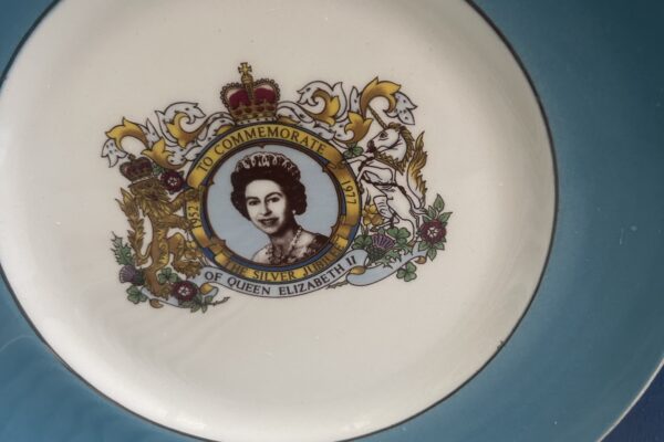 Bord met Koningin Elizabeth van Engeland, jubileum 1952-1977
