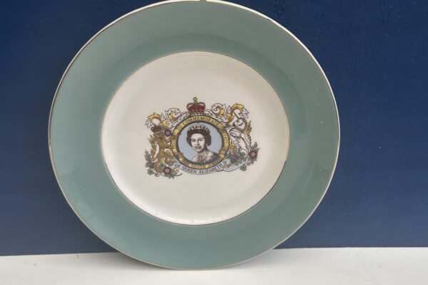 Bord met Koningin Elizabeth van Engeland, jubileum 1952-1977