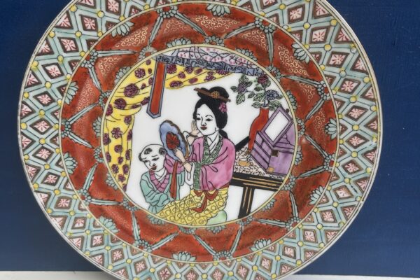 Dinerbord, Chinees, veelkleurig met dame voor de spiegel