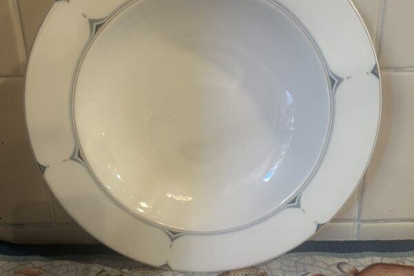 Zeer groot diep bord Villeroy en Boch, decor Adriana