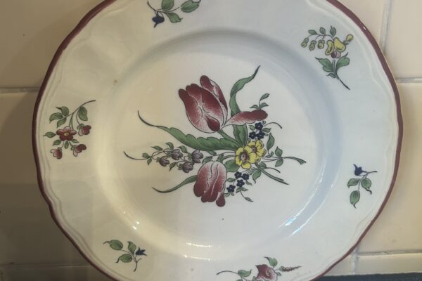 Dinerbord Luneville, France met tulpen