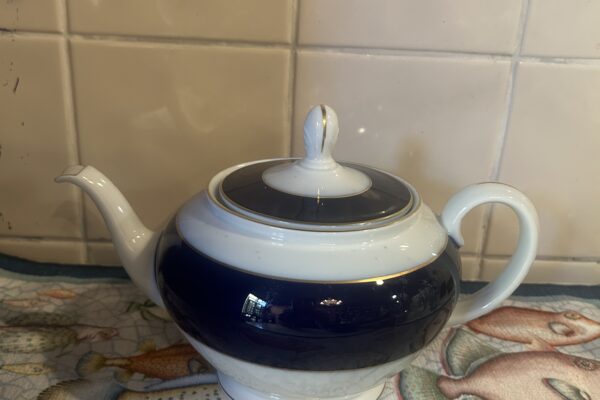 Theepot Rosenthal, decor classic Rose (kobaltblauw met goud)