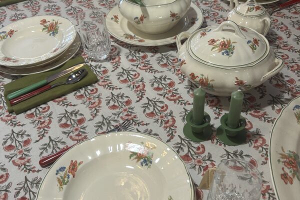 12 persoons dinerservies van Societe Ceramique, klaproos