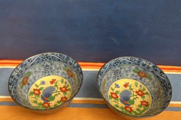 Chinees kommetje, met pauw blauw met oranje en geel