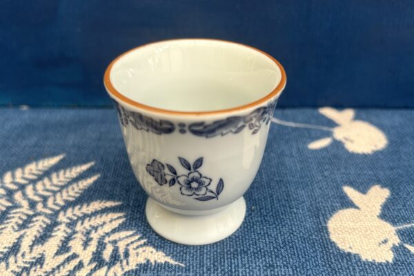 Eierdopje op voetje, Rorstrand decor Ost India