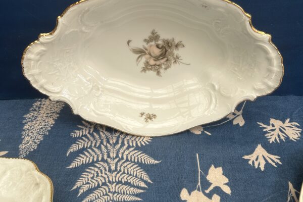 Ovale schaal op voet Rosenthal decor 'Sancoussi'