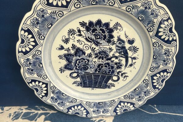 Delfts blauw bord decor met bloemenmand