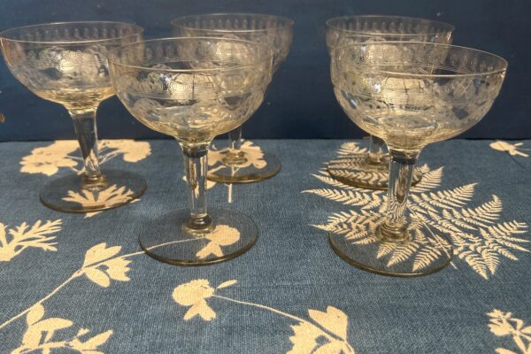 Ouderwetse champagne coupe met randversiering jaren 30