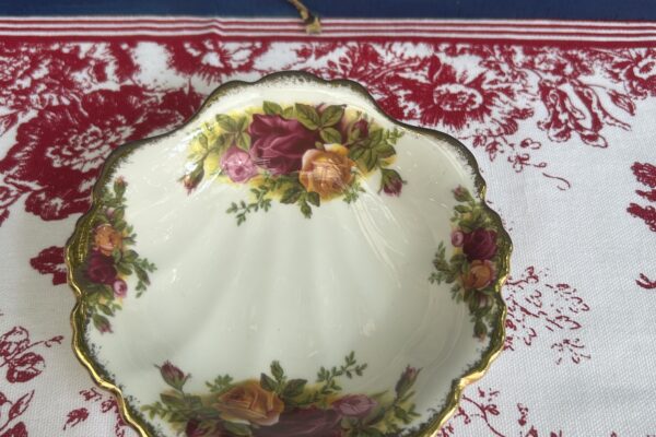 Bakje in de vorm van een schelp Royal Albert, decor Old country roses