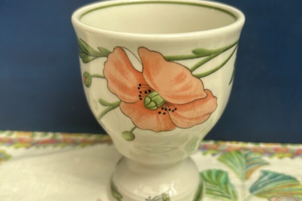 Beker op voet Villeroy en Boch, decor Amapola