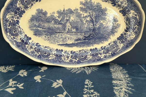 Zeer grote ovale schaal Villeroy en Boch, decor Burgerland blauw