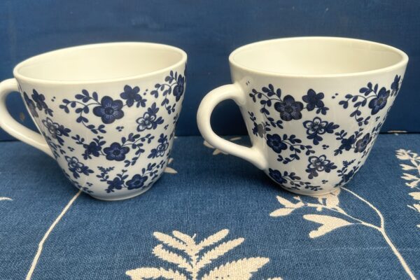 Grote theemok met blauwe bloem, Ikea