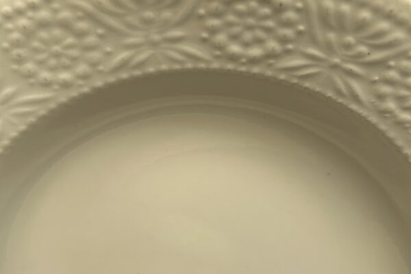 diep bord, met reliefrand bloemen offwhite, geen merk