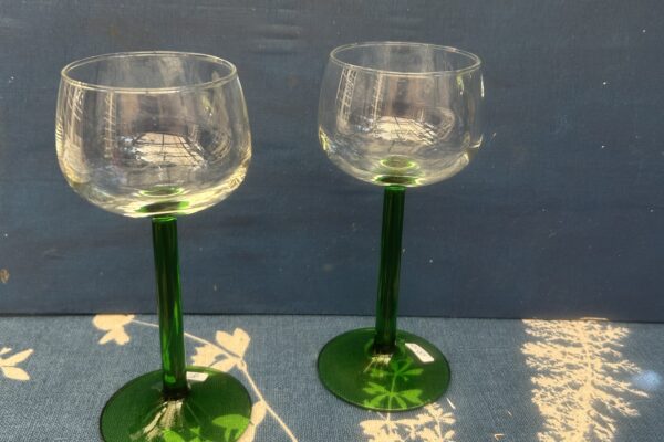wijnglas voor witte wijn met groene voet