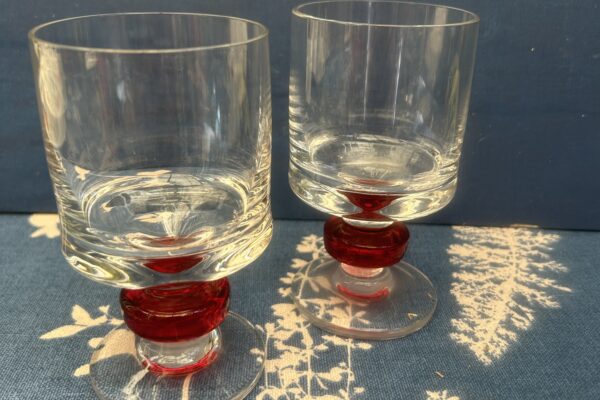 Strak wijnglas met rood accent in de steel