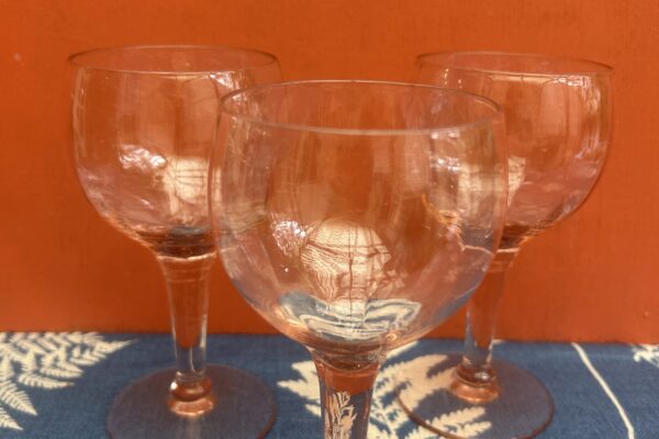 Wijnglas in de kleur roze