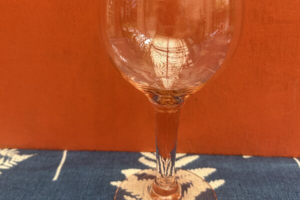 Glad wijnglas in de kleur roze