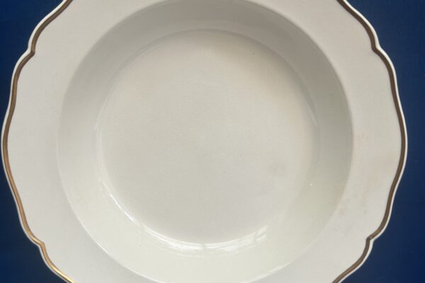 Diep bord Wedgwood, plane met gouden rand