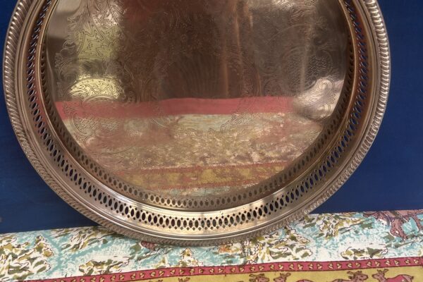 Opengewerkt plated rond dienblad met versiering
