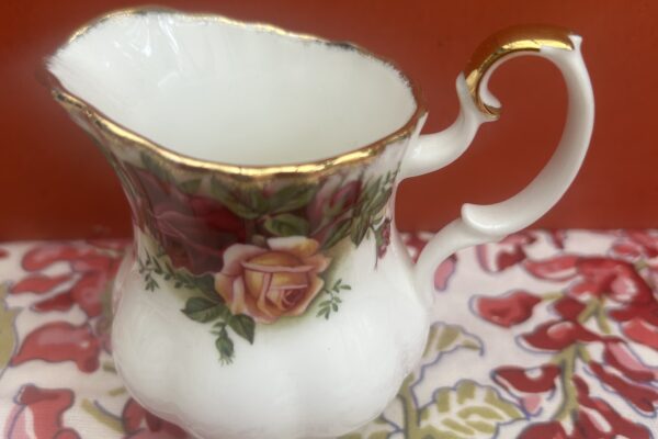 melkkannetje Royal Albert, decor Old Country roses