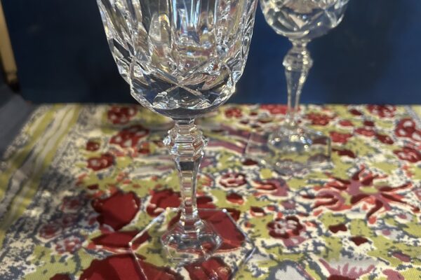 Zwaar bewerkt kristallen wijnglas Val Saint Lambert met 6 kantige voet
