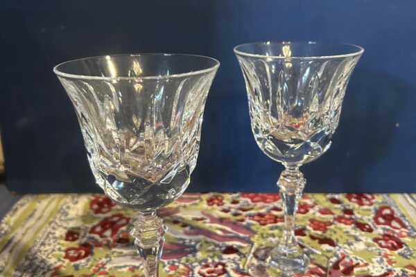 Zwaar bewerkt kristallen witte wijnglas Val Saint Lambert met 6 kantige voet